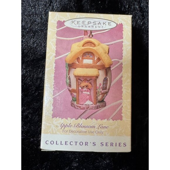 Hallmark Keepsake Ornament Apple Blossom Lane Collectors Series Handcrafted 1996 - Picture 4 of 6